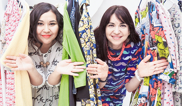 Луиза Нестерова и Виталина Егерева, совладелицы пошивочного сервиса, проверяют качество своих платьев на себе. Фото: Make a dress
