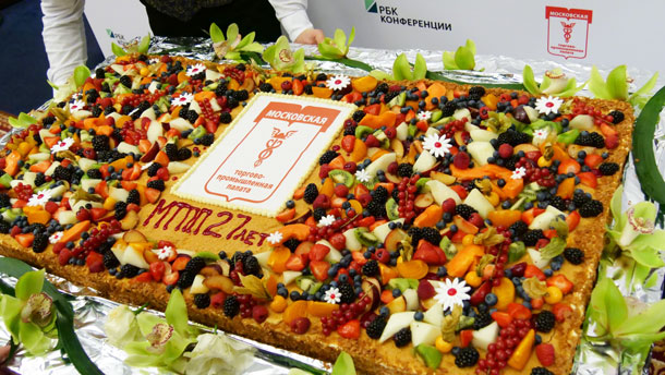 ДЕСЕРТ. Под Новый год члены МТПП выкраивают свободный вечер, чтобы обсудить итоги года и отведать традиционный праздничный торт. Фото: архив МТПП